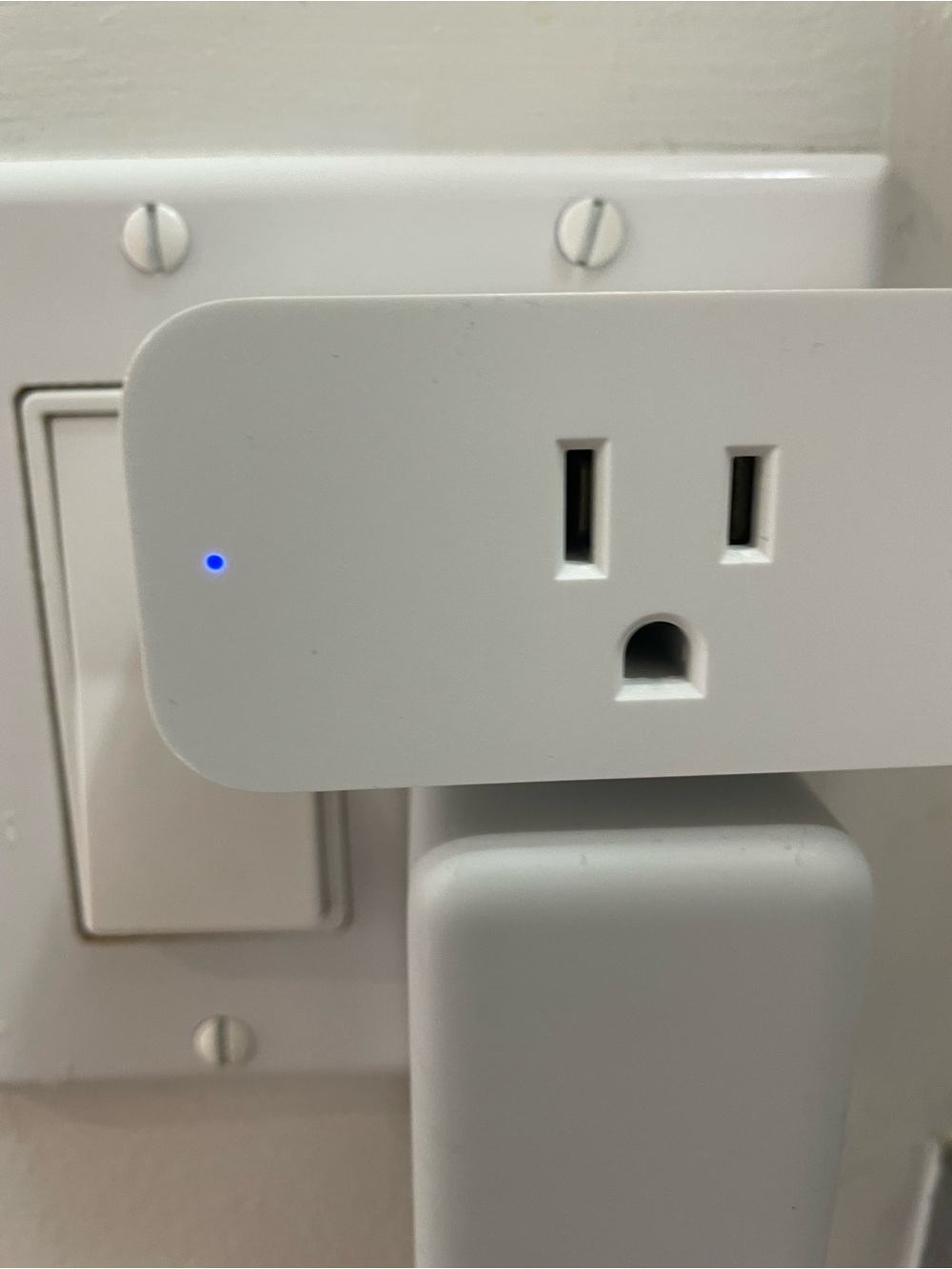 Amazon Echo Show in Glacier White with Smart Plug - Picture 5 of 5